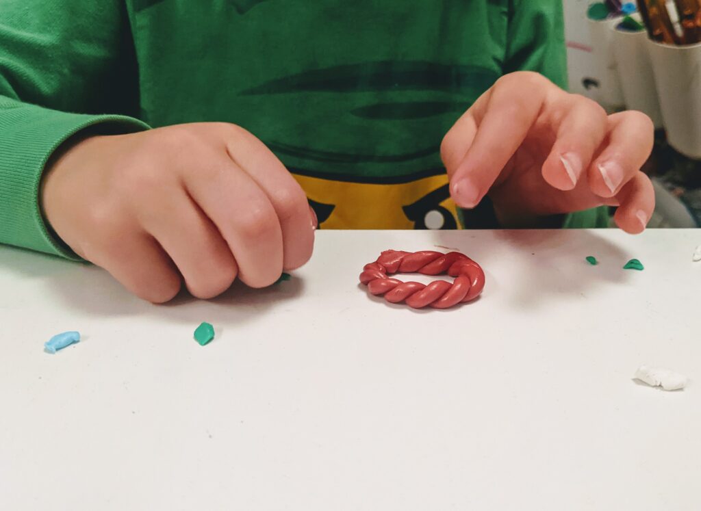 5 Schritte: Niedlichen Weihnachtskranz als Christbaumschmuck aus Fimo basteln mit Kindern 126 5 Schritte: Niedlichen Weihnachtskranz als Christbaumschmuck aus Fimo basteln mit Kindern
