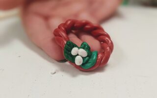 5 Schritte: Niedlichen Weihnachtskranz als Christbaumschmuck aus Fimo basteln mit Kindern