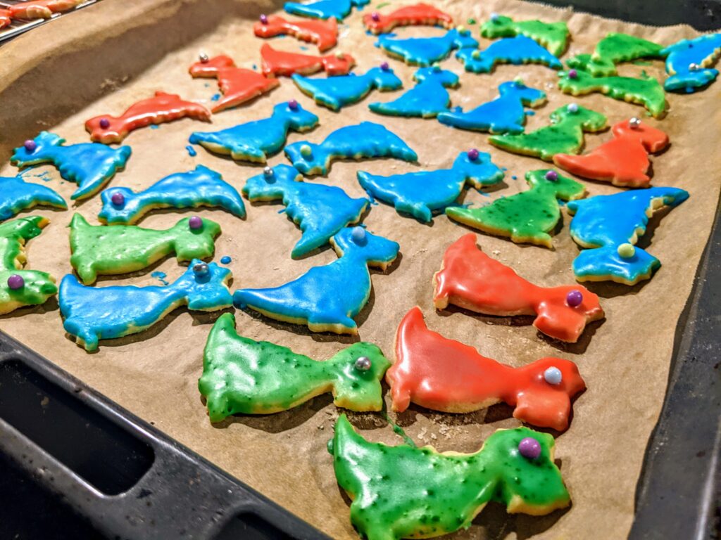 Kunterbunte Drachen-Kekse zum Kindergeburtstag backen mit Kindern 84 Lustige Drachen-Kekse zum Kindergeburtstag backen mit Kindern