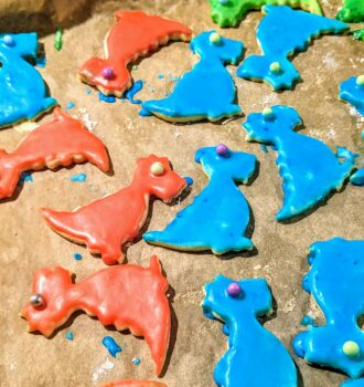 Lustige Drachen-Kekse zum Kindergeburtstag backen mit Kindern