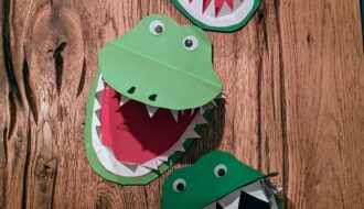 5 Schritte: Lustige Dinosaurier-Einladung zum Kindergeburtstag selbst basteln