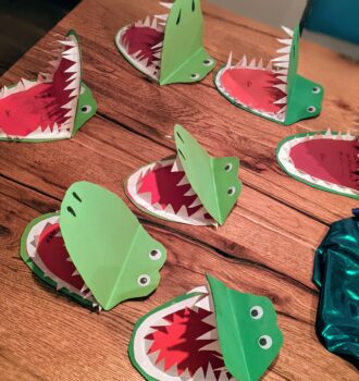 5 Schritte: Lustige Dinosaurier-Einladung zum Kindergeburtstag selbst basteln