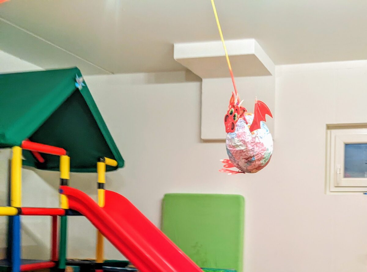 Lustige Drachen-Piñata als Spiel zum Kindergeburtstag basteln mit Kindern