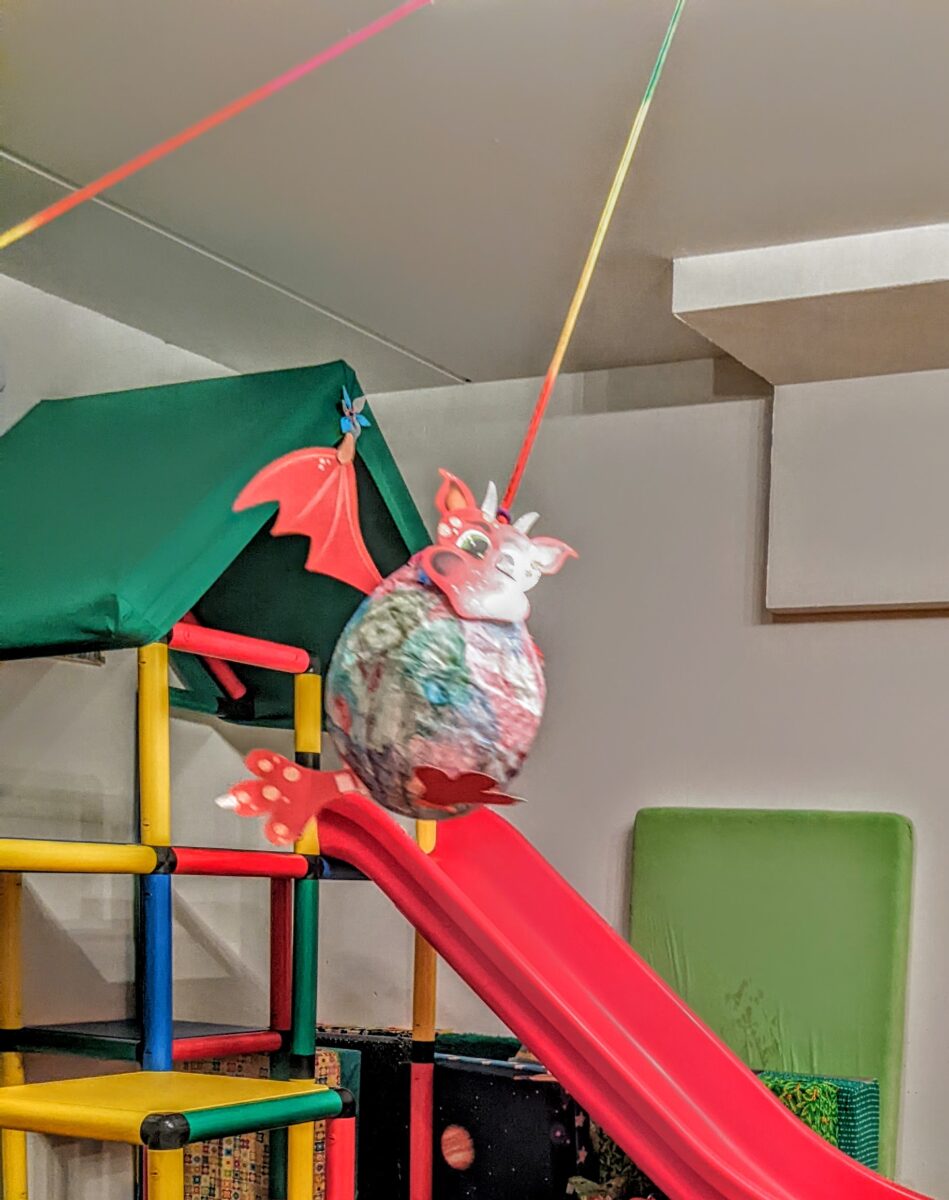 Lustige Drachen-Piñata als Spiel zum Kindergeburtstag basteln mit Kindern