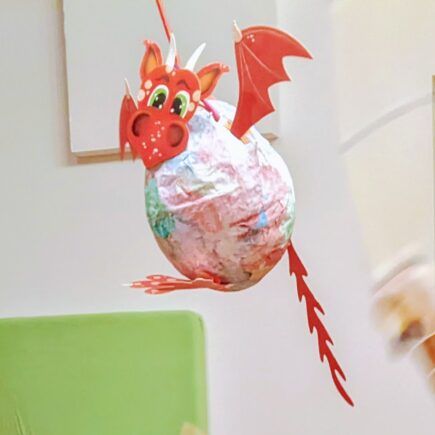 Lustige Drachen-Piñata als Spiel zum Kindergeburtstag basteln mit Kindern
