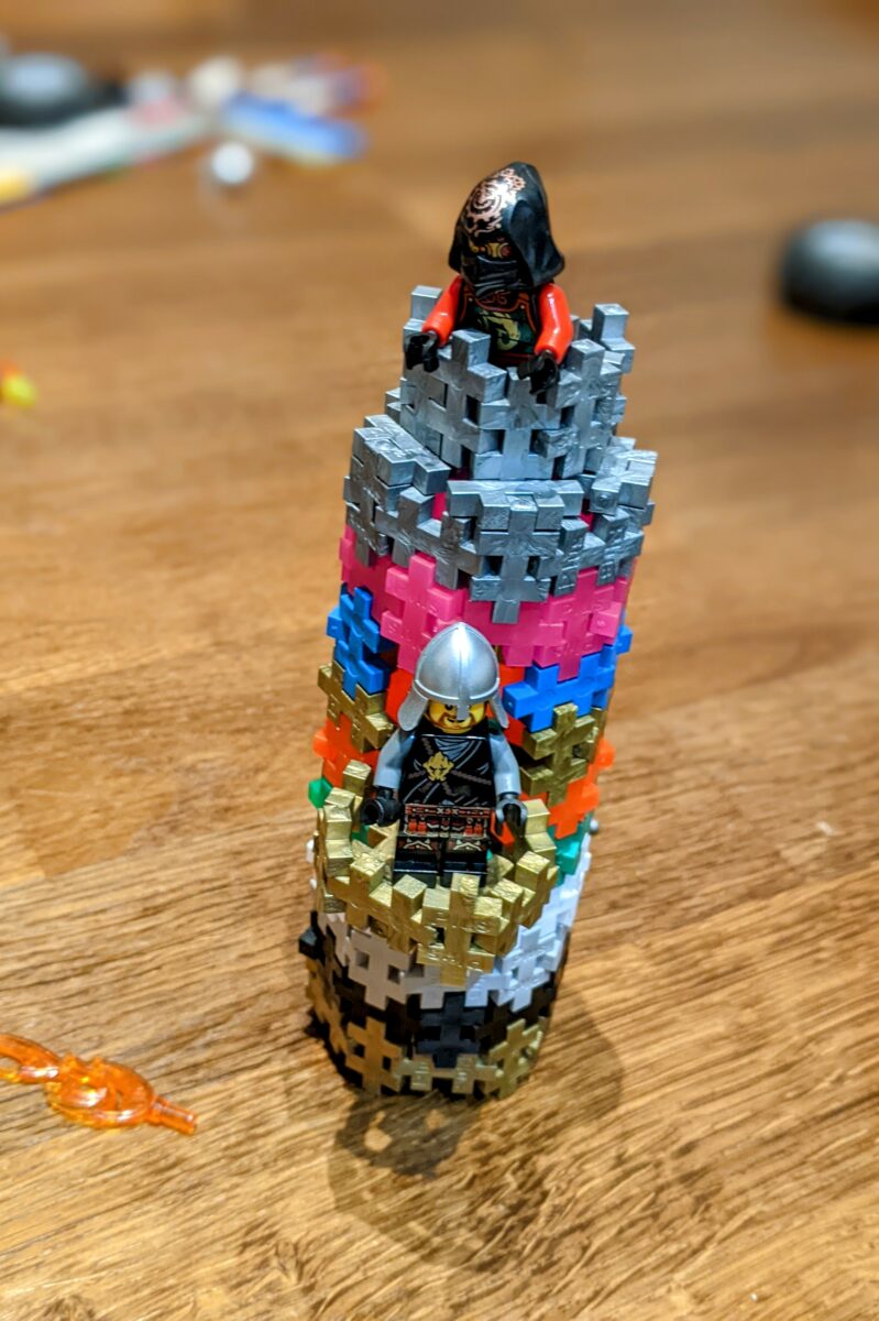 PLUS-PLUS: Fantastischen Turm für Ritter mit Balkon als DIY-Spielzeug bauen