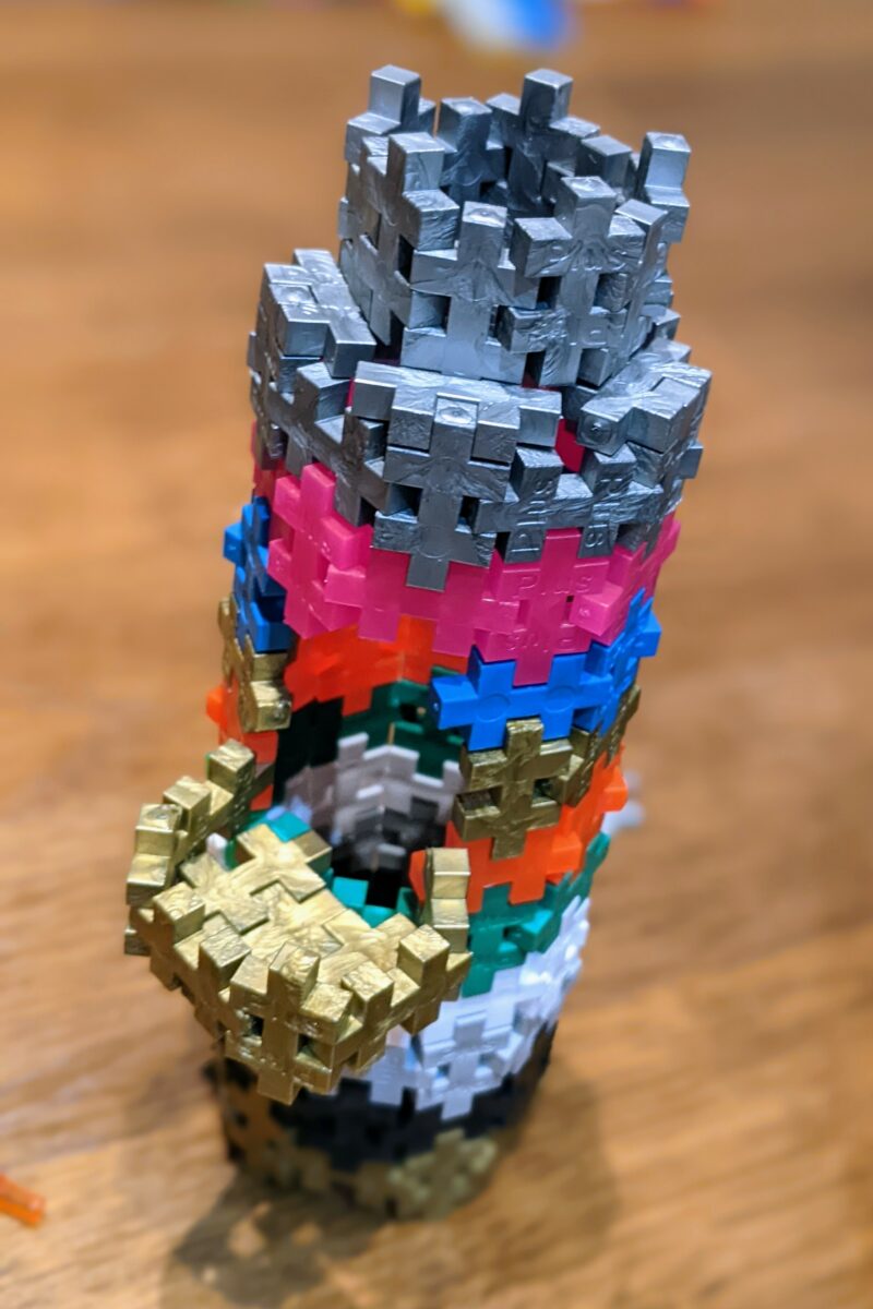 PLUS-PLUS: Fantastischen Turm für Ritter mit Balkon als DIY-Spielzeug bauen