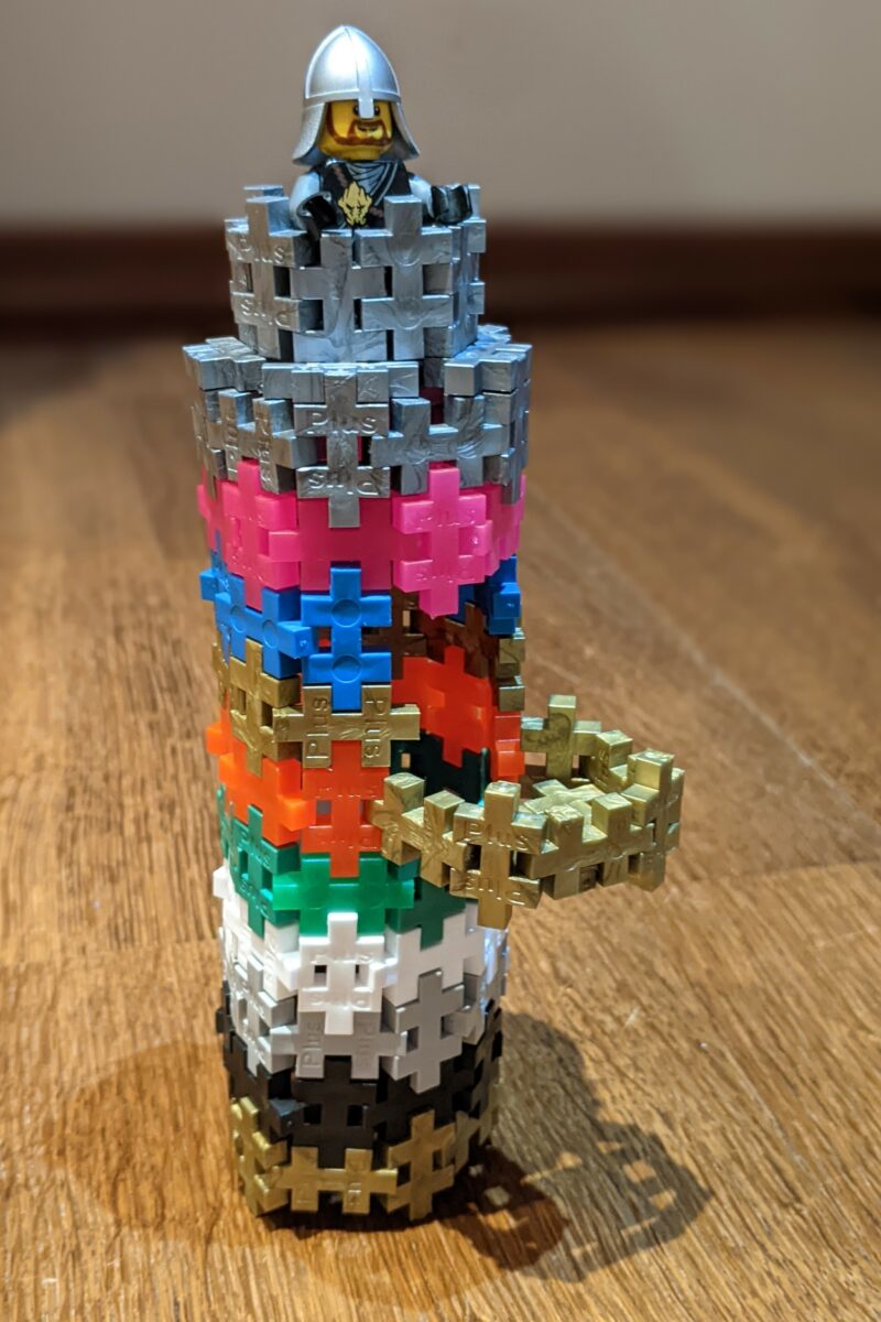 PLUS-PLUS: Fantastischen Turm für Ritter mit Balkon als DIY-Spielzeug bauen