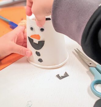 2 Schritte: Schnellen Schneemann aus Pappbecher basteln mit Kindern