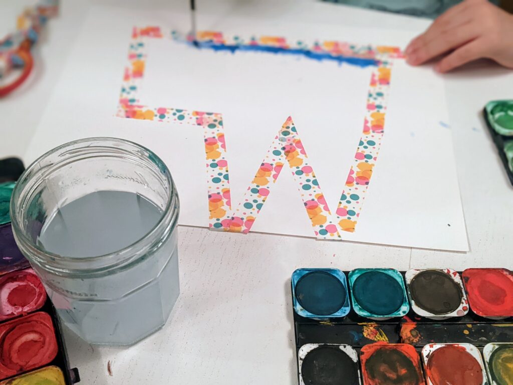 4 Schritte: Einfache Wasserfarben-Bilder mit Washi-Tape mit Kindern malen