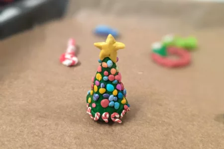 5 Schritte: Fantastischen Weihnachtsbaum als Christbaumschmuck aus Fimo basteln mit Kindern