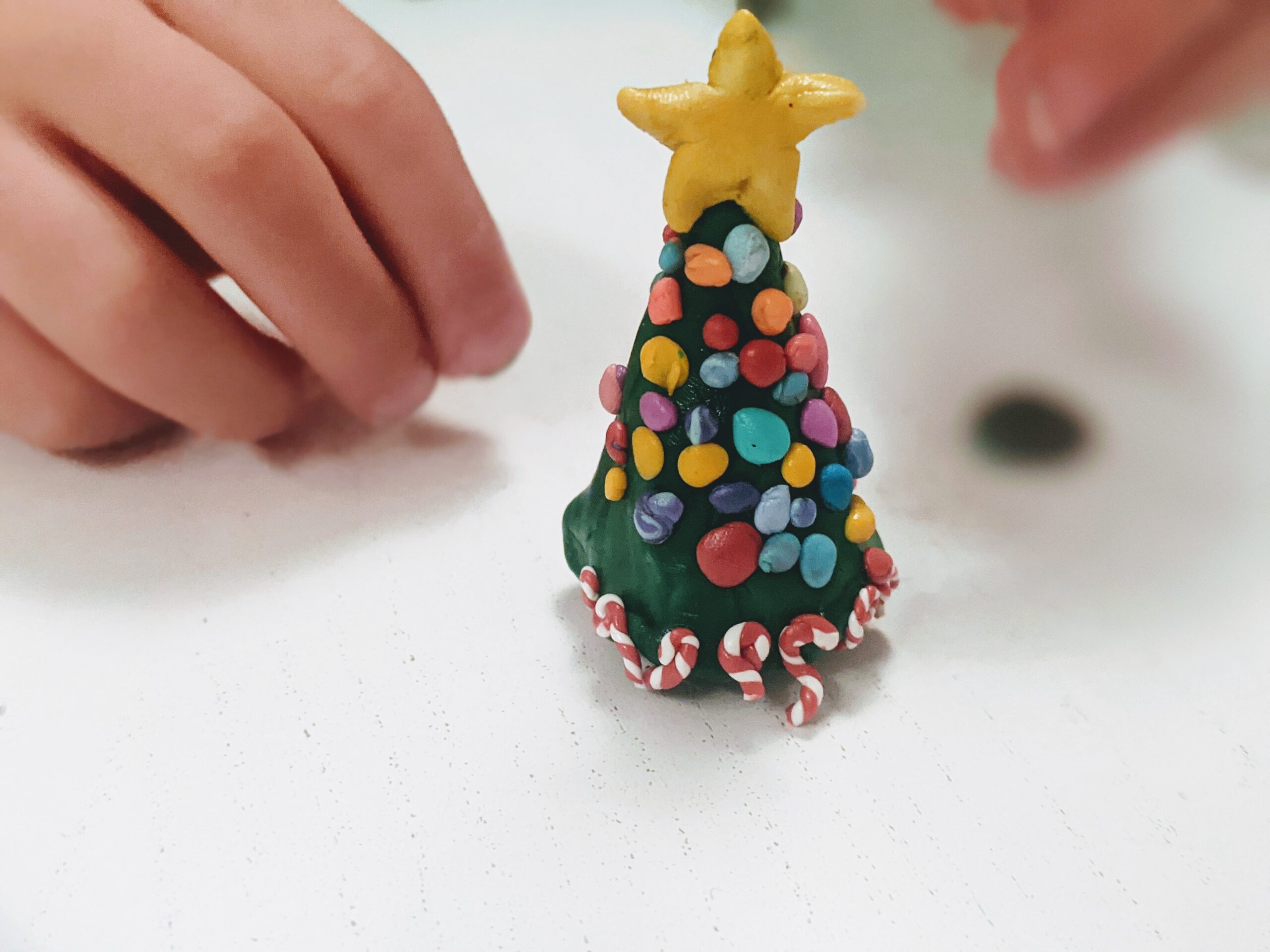 5 Schritte: Fantastischen Weihnachtsbaum als Christbaumschmuck aus Fimo basteln mit Kindern