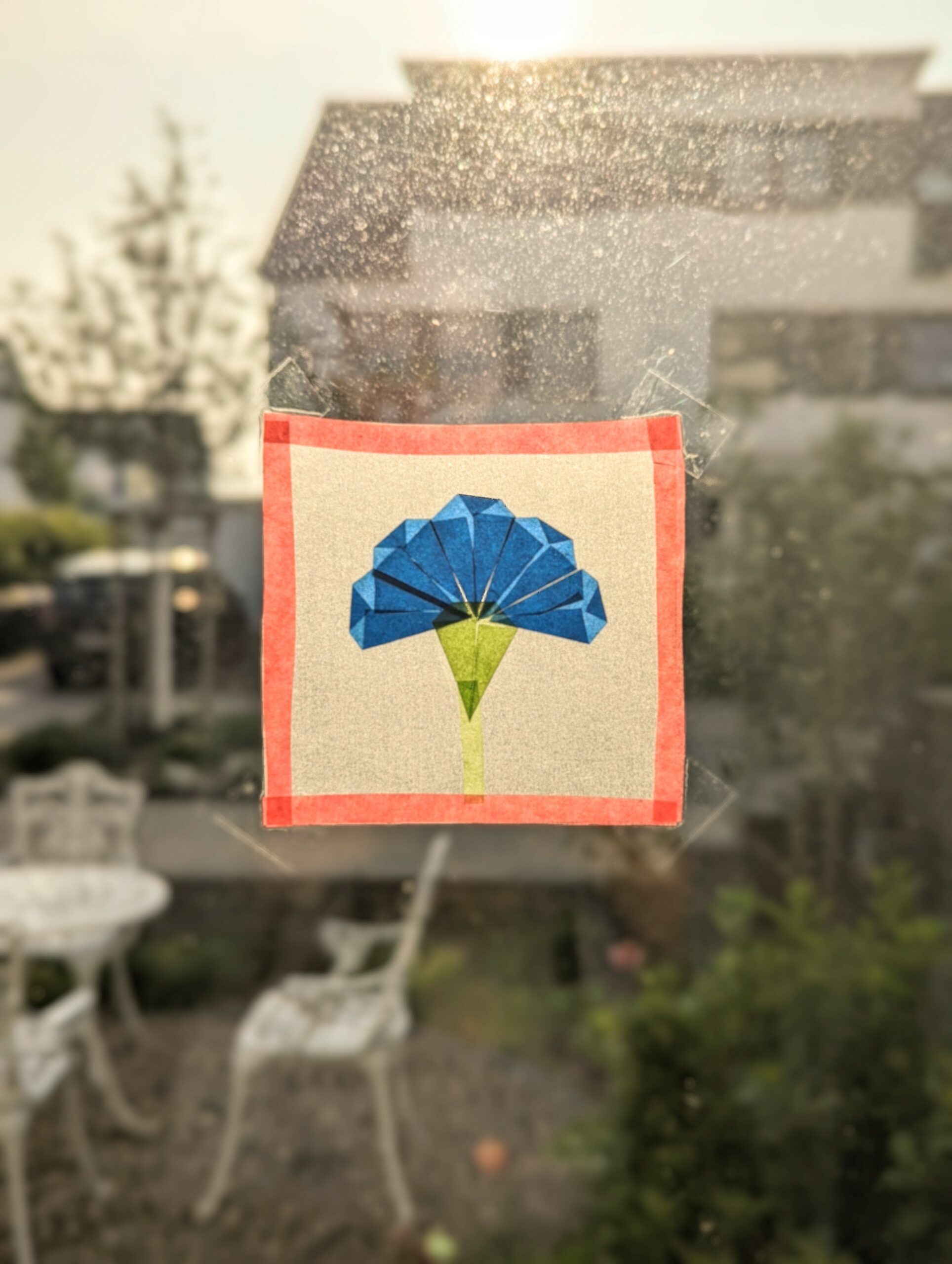 5 Schritte-Origami: Herrlich frisches Blumen-Fensterbild als Frühlingsdeko mit Kindern basteln