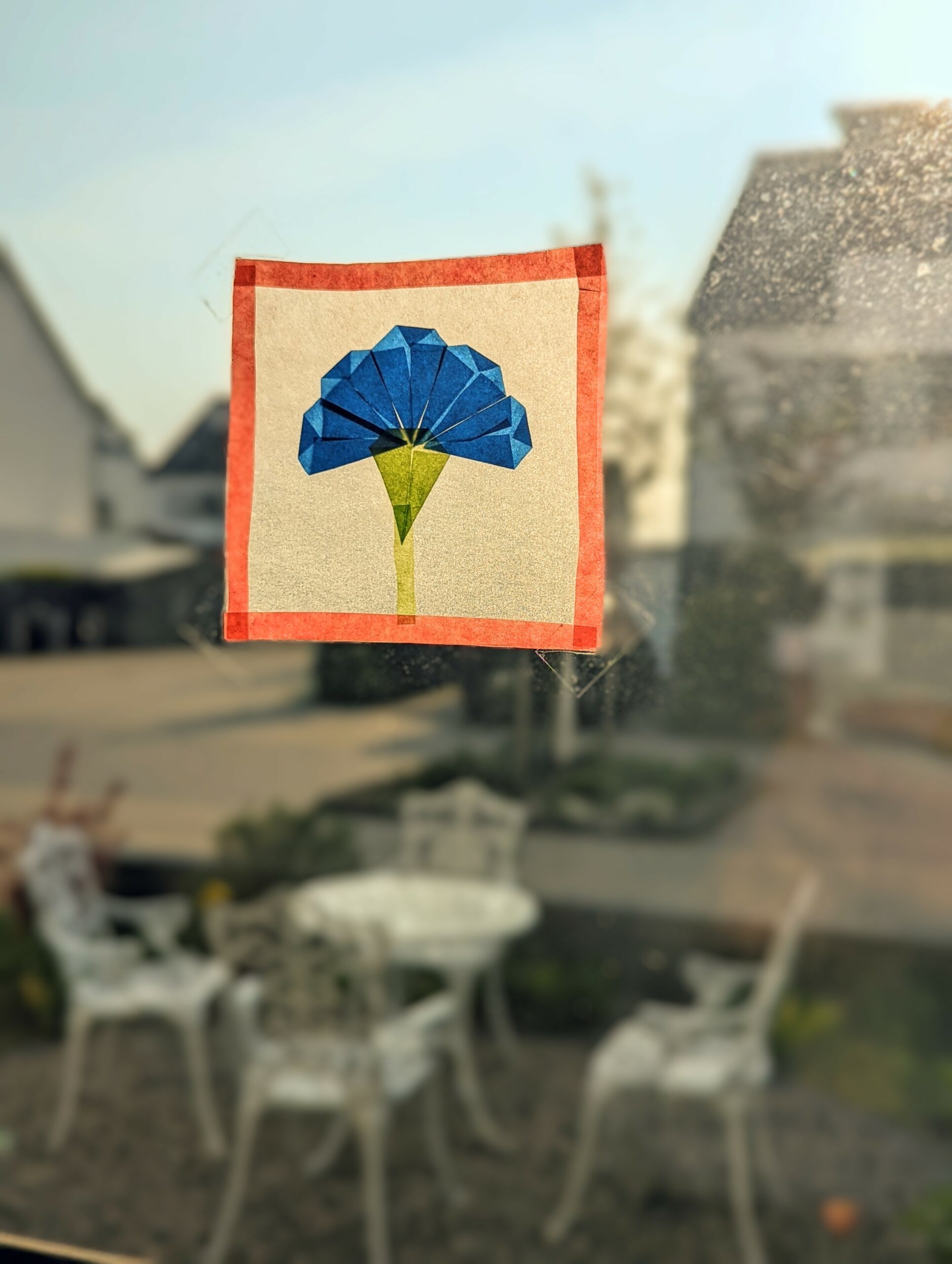 5 Schritte-Origami: Herrlich frisches Blumen-Fensterbild als Frühlingsdeko mit Kindern basteln