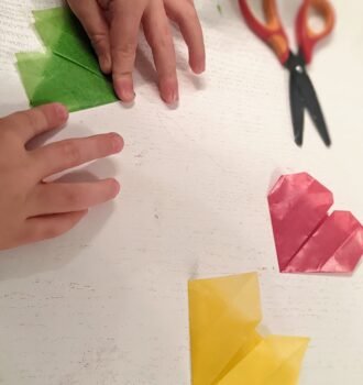 3 Schritte: Schnelles, geometrisches Herz-Fensterbild als Frühlingsdeko mit Kindern basteln