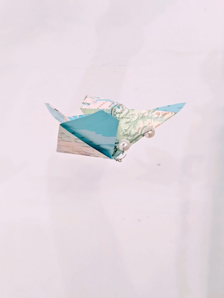 Upcycling-Inspiration mit Fernweh-Garantie: Bezaubernden Schmetterling aus alter Landkarte mit Kindern basteln (6-Schritte-Tutorial)