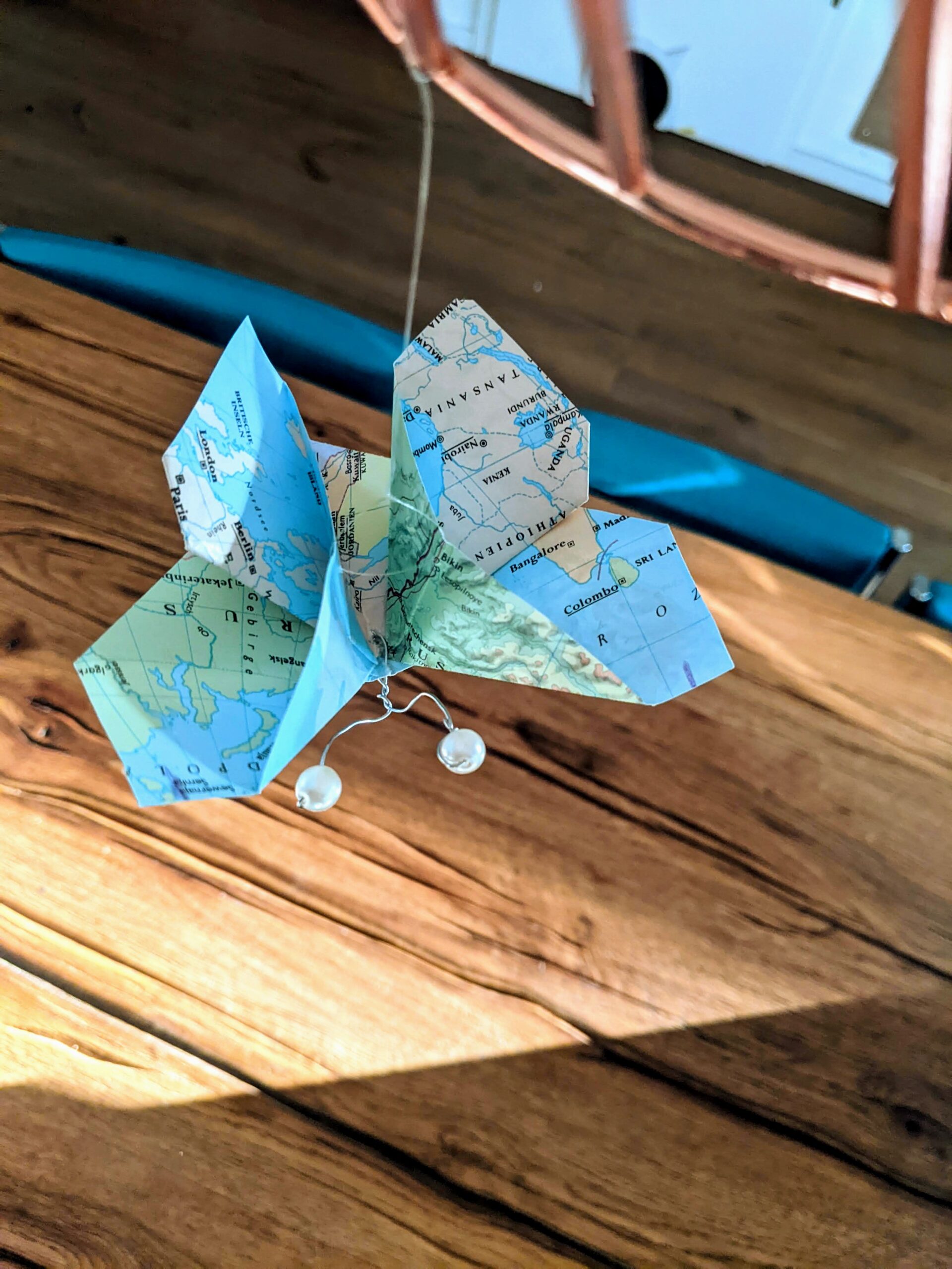 Upcycling-Inspiration mit Fernweh-Garantie: Bezaubernden Schmetterling aus alter Landkarte mit Kindern basteln (6-Schritte-Tutorial)