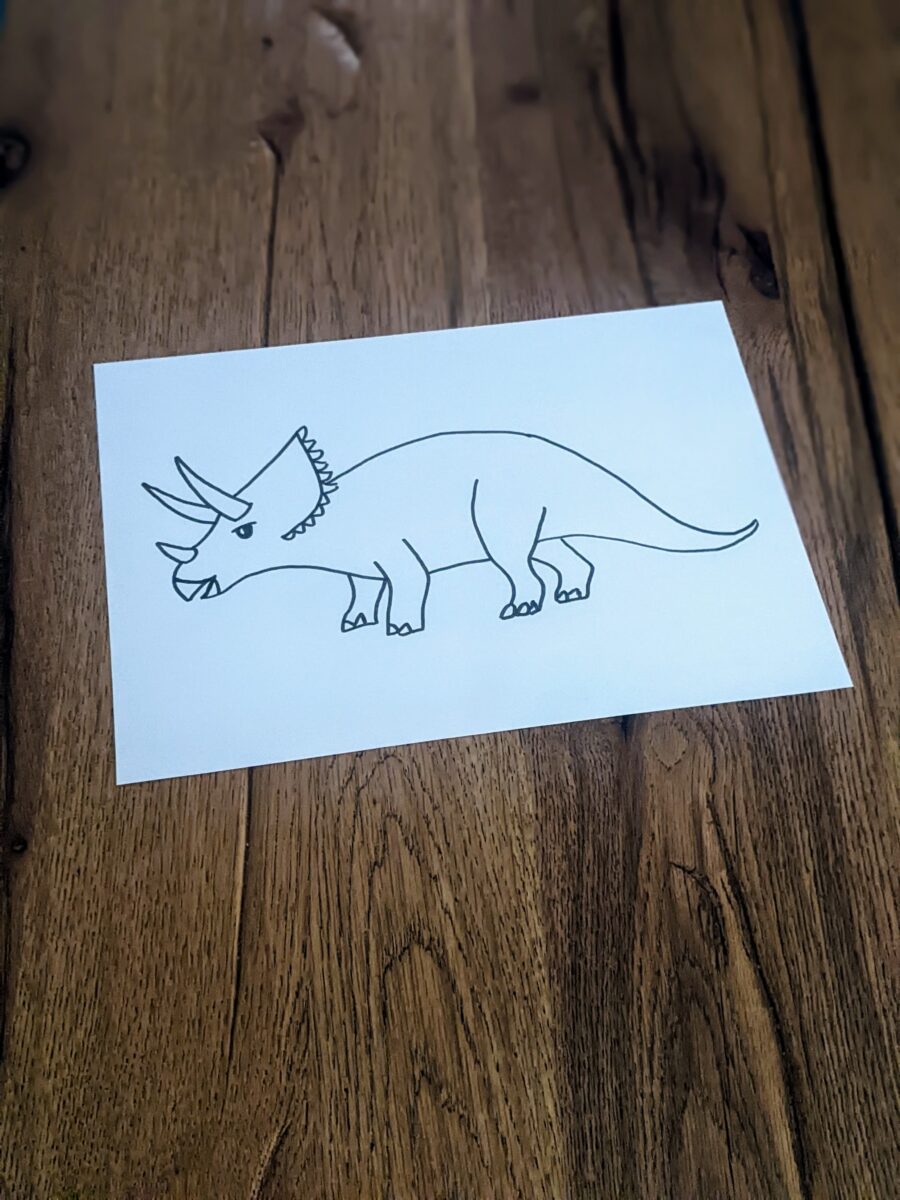 Kraftvoller Triceratops: Dinosaurier-Vorlage zum ausmalen, bekleben, ausschneiden und basteln mit Kindern (inkl. PDF-Download zum Ausdrucken)