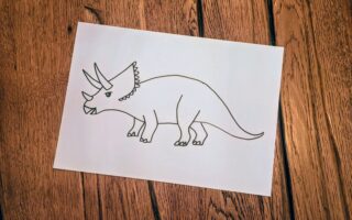 Kraftvoller Triceratops: Dinosaurier-Vorlage zum ausmalen, bekleben, ausschneiden und basteln mit Kindern (inkl. PDF-Download zum Ausdrucken)