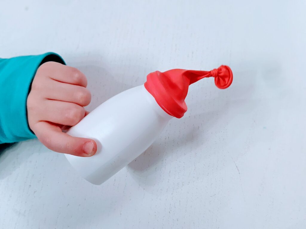Upcycling: Superschnelle Luftballon-Kanone als DIY-Spielzeug mit Kindern basteln