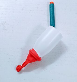 Upcycling: Superschnelle Luftballon-Kanone als DIY-Spielzeug mit Kindern basteln