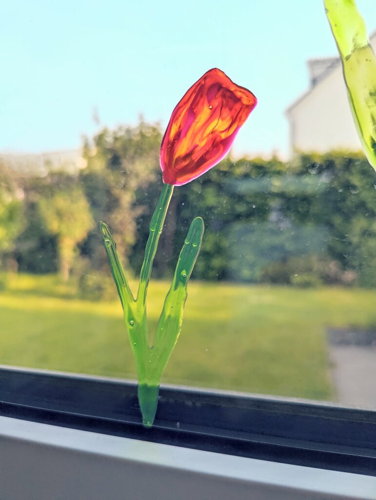 3 Schritte: Faszinierend einfache Window-Color-Technik für bezaubernde Fensterbilder als Osterdeko mit Kindern basteln (inkl. Vorlage)
