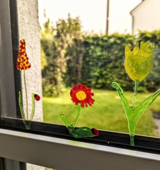 3 Schritte: Faszinierend einfache Window-Color-Technik für bezaubernde Fensterbilder als Osterdeko mit Kindern basteln (inkl. Vorlage)
