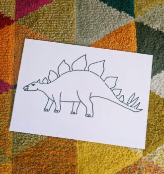 Mächtiger Stegosaurus: Dinosaurier-Vorlage zum ausmalen, bekleben, ausschneiden und basteln mit Kindern (inkl. PDF-Download zum Ausdrucken)