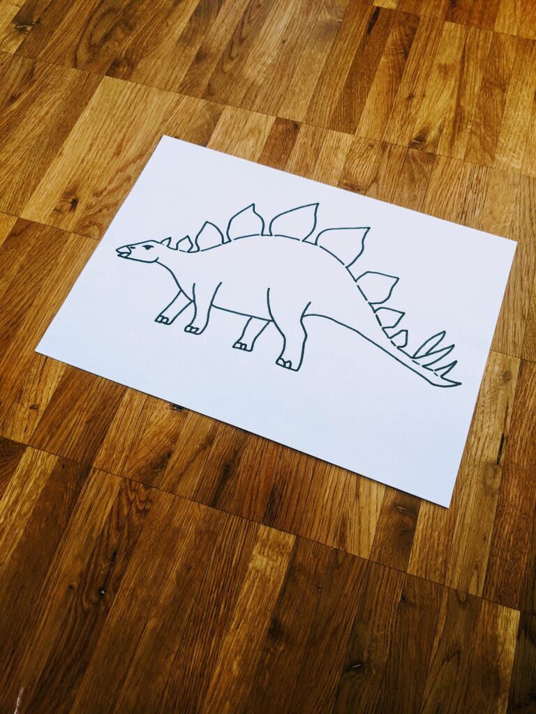 Mächtiger Stegosaurus: Dinosaurier-Vorlage zum ausmalen, bekleben, ausschneiden und basteln mit Kindern (inkl. PDF-Download zum Ausdrucken)