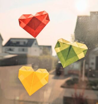 3 Schritte: Verblüffend schnelles, geometrisches Herz-Fensterbild als Frühlingsdeko mit Kindern basteln