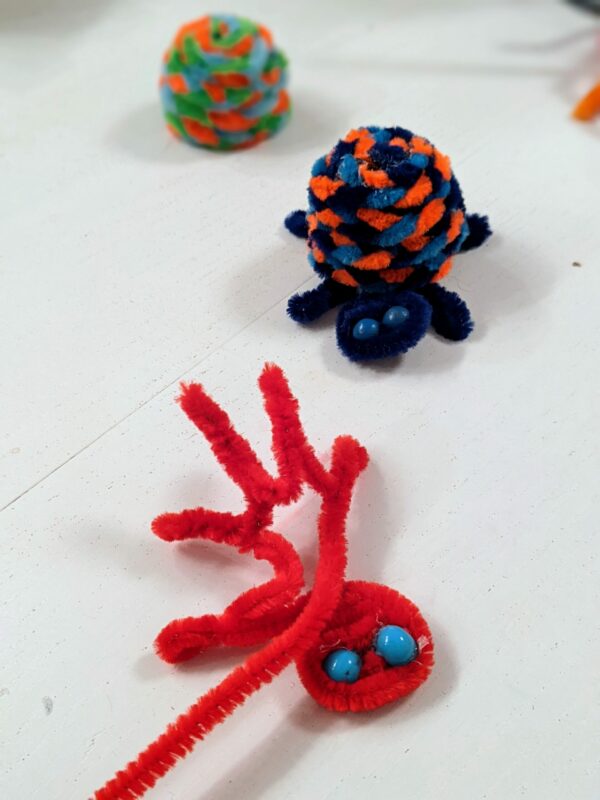 Kinder lieben diese verrückte Schildkröte aus Überraschungsei und Pfeifenputzern als bezauberndes DIY-Spielzeug!