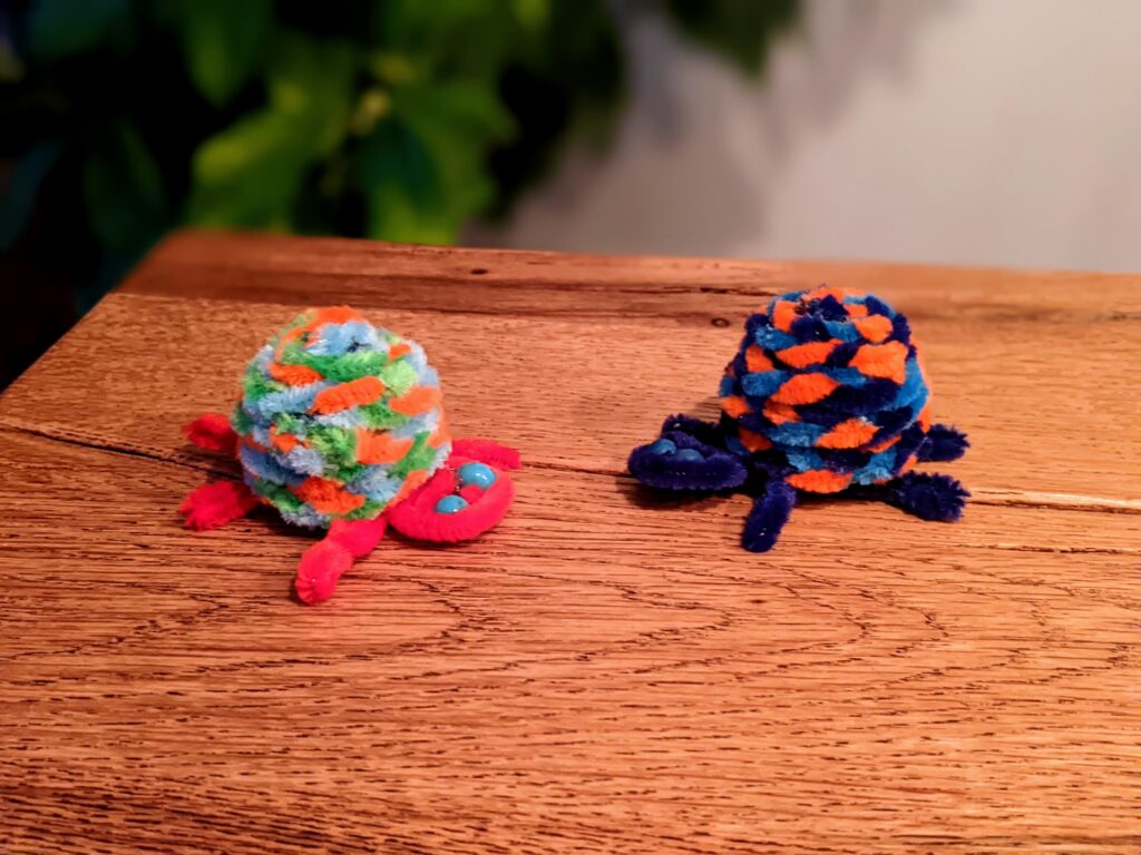 Kinder lieben diese verrückte Schildkröte aus Überraschungsei und Pfeifenputzern als bezauberndes DIY-Spielzeug!