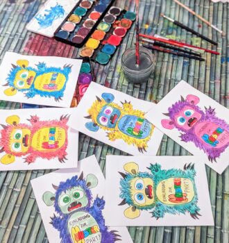 3 Schritte: Gruselige Monster-Einladungskarte zum Kindergeburtstag selbst basteln (inkl. PDF-Vorlage zum Download)
