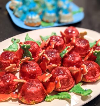 Vulkan-Muffins und Eiswelt-Muffins zum Kindergeburtstag: Fantasievolle Geburtstagskuchen mit zauberhaftem Zuckerglas-Dekoration