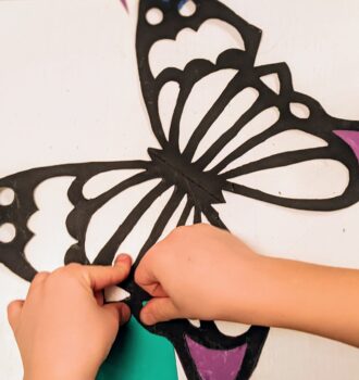 Bezaubernde Schmetterling-Fensterbilder mit kunterbuntem Transparentpapier mit Kindern basteln (inkl. 2 Vorlagen als PDF zum Download)