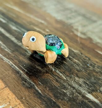 Murmel + Fimo = Schildkröte? Kinderleichtes Tutorial, wie du mit deinen Kindern im Nu lebhafte Schildkröten als DIY-Spielzeug bastelst
