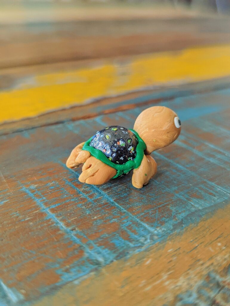 Diese Glitzer-Schildkröte fasziniert als effektvolles, kinderleichtes DIY-Spielzeug: Du brauchst nur eine Murmel und Fimo! 75 Murmel + Fimo = Schildkröte? Kinderleichtes Tutorial, wie du mit deinen Kindern im Nu lebhafte Schildkröten als DIY-Spielzeug bastelst