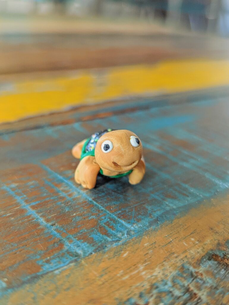 Diese Glitzer-Schildkröte fasziniert als effektvolles, kinderleichtes DIY-Spielzeug: Du brauchst nur eine Murmel und Fimo! 76 Murmel + Fimo = Schildkröte? Kinderleichtes Tutorial, wie du mit deinen Kindern im Nu lebhafte Schildkröten als DIY-Spielzeug bastelst