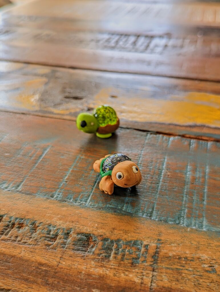 Murmel + Fimo = Schildkröte? Kinderleichtes Tutorial, wie du mit deinen Kindern im Nu lebhafte Schildkröten als DIY-Spielzeug bastelst