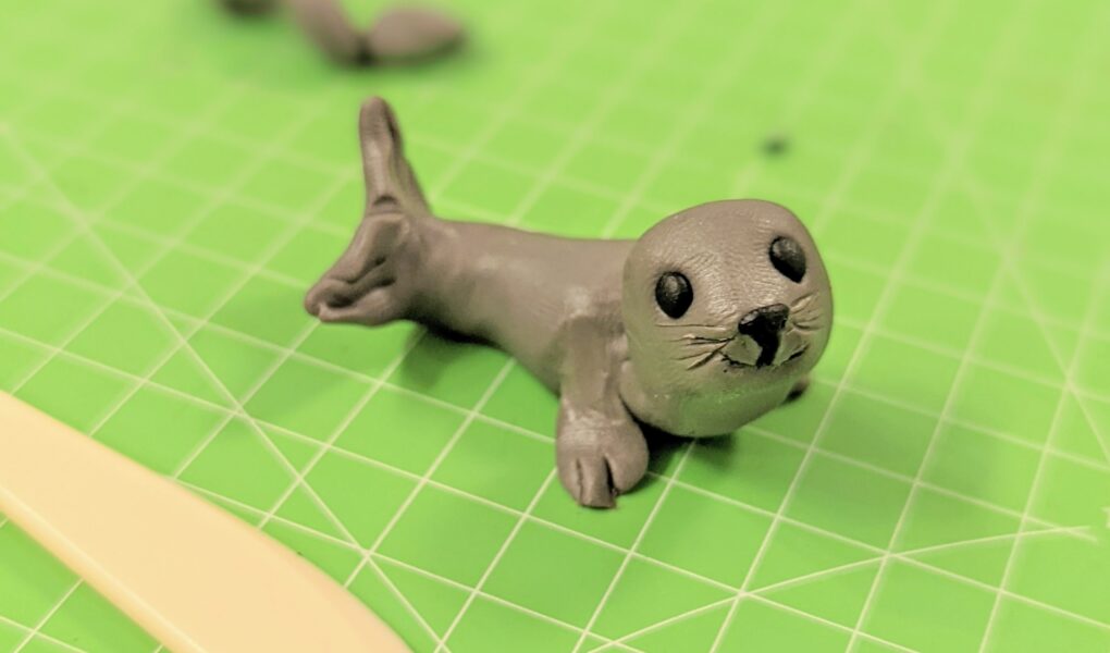 Kinderleichtes, bebildertes Tutorial, wie deine Kinder lebhafte Robben als DIY-Spielzeug aus Fimo basteln