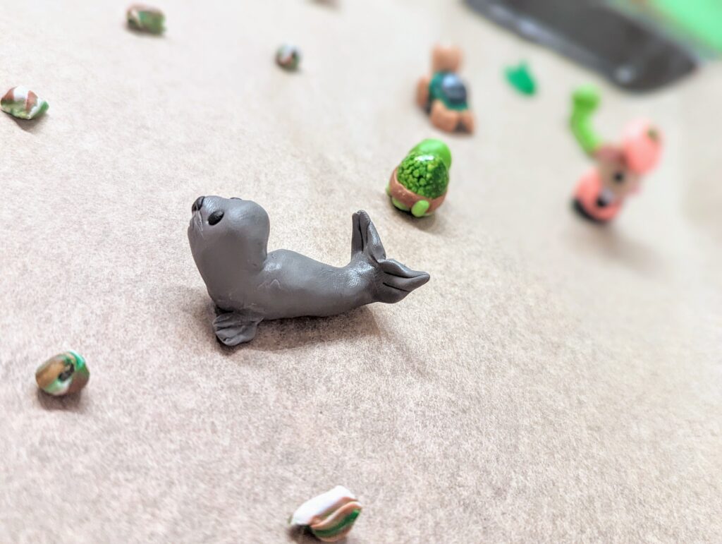 Urlaubsgefühl: Realistischer Seehund aus Fimo als DIY-Spielzeug in Rekordzeit gebastelt! (4-Schritte-Tutorial) 49 Kinderleichtes, bebildertes Tutorial, wie deine Kinder lebhafte Robben als DIY-Spielzeug aus Fimo basteln