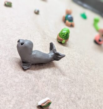 Kinderleichtes, bebildertes Tutorial, wie deine Kinder lebhafte Robben als DIY-Spielzeug aus Fimo basteln