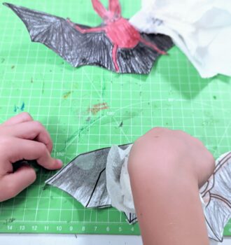 3-Schritte-Tutorial: Schaurige Fledermäuse als Fensterbilder mit Papier und Öl im Nu von Kindern selbstgebastelt!