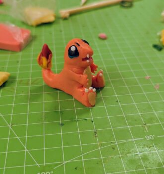 Fimo-Pokemón als DIY-Spielzeug: Glumanda ist mit diesem kinderleichten Tutorial ruck zuck geknetet!