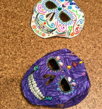 Suchst du ein gruseliges Kostüm? Kunterbunte, mexikanische Totenköpfe als Masken im Nu von Kindern selbstgebastelt (inkl. PDF-Vorlage zum Ausdrucken)!