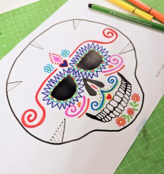 Suchst du ein gruseliges Kostüm? Kunterbunte, mexikanische Totenköpfe als Masken im Nu von Kindern selbstgebastelt (inkl. PDF-Vorlage zum Ausdrucken)!