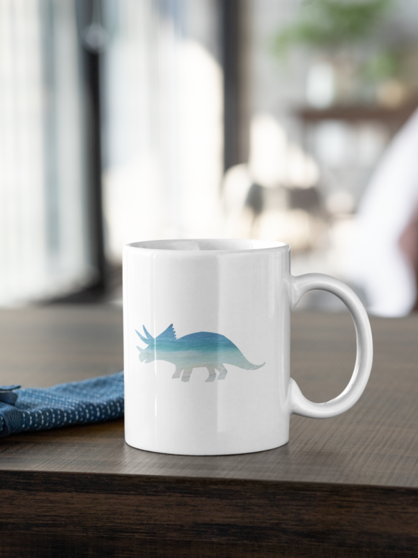 Tasse "Triceratops am Strand": Individuelles Design für Dinosaurier-Freunde - Tasse glossy