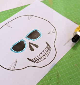 Vorlage für schaurig-schöne, selbstgebastelte Masken als mexikanischer Totenkopf zum Basteln mit Kindern an Halloween