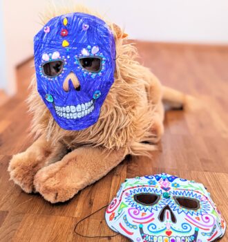 Vorlage für schaurig-schöne, selbstgebastelte Masken als mexikanischer Totenkopf zum Basteln mit Kindern an Halloween