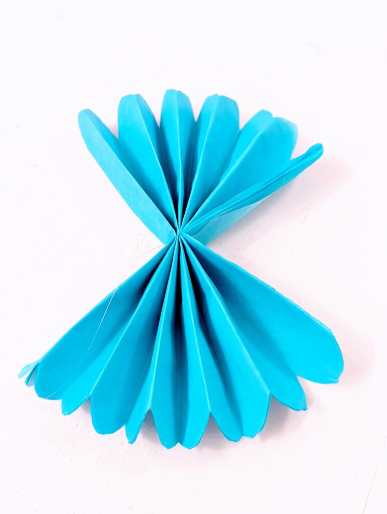 Nur 3 Minuten: Beeindruckende PomPoms als Partydeko für den Kindergeburtstag blitzschnell selbstgemacht! 95 Nur 3 Minuten: Beeindruckende PomPoms als Partydeko für den Kindergeburtstag blitzschnell selbstgemacht!
